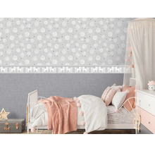 Kinderkamer met bed, nachtkastje en behang met rozenpatroon en border met paardendesign.