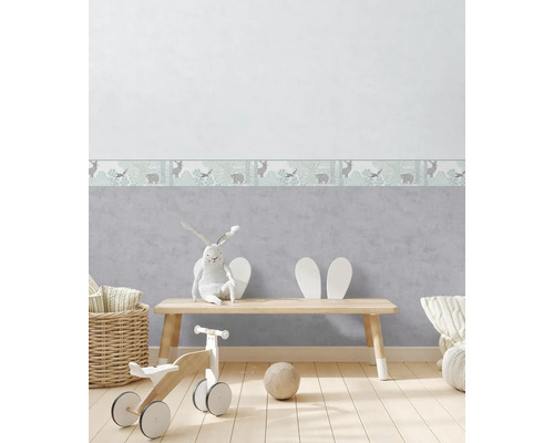 Kinderkamer met bosdiertjesbehang, houten vloer en speelgoed