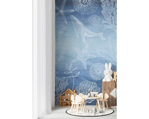 Kinderkamer met muurschildering, kindertafel en stoelen