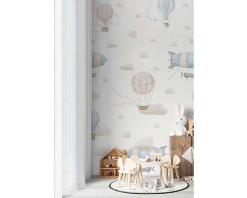 Kinderkamer met behang met afbeeldingen van luchtballonnen en wolken, met kindermeubilair