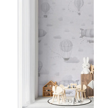 Kinderkamer met behang met luchtballonpatroon, kindermeubels en decoratie
