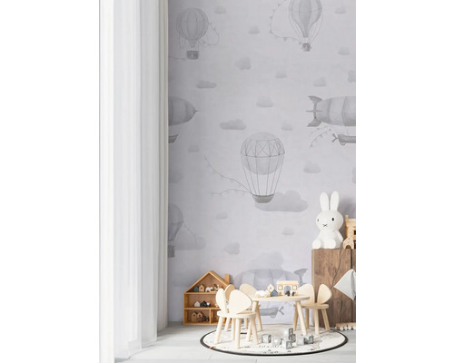 Kinderkamer met behang met luchtballonpatroon, kindermeubels en decoratie