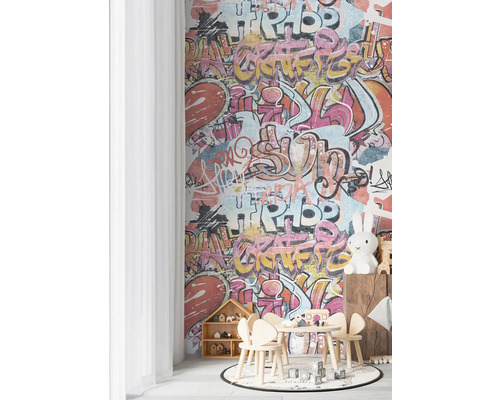 Kinderkamer met behang in graffitistijl, kindertafel en stoelen