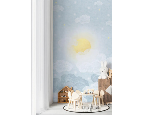 Kinderkamer met wolkenbehang, tafel en stoelen