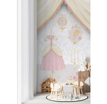 Kinderkamer met behang in prinsessendesign, tafel en stoelen