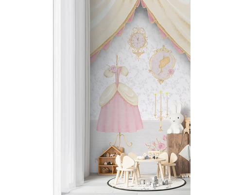 Kinderkamer met behang in prinsessendesign, tafel en stoelen