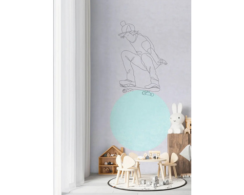 Kinderspeelkamer met tafel, stoelen, rekken en muurschildering met skateboarder