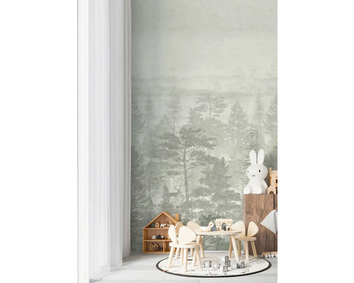 Kinderkamer met bosbehang, kindertafelgroep en speelgoed