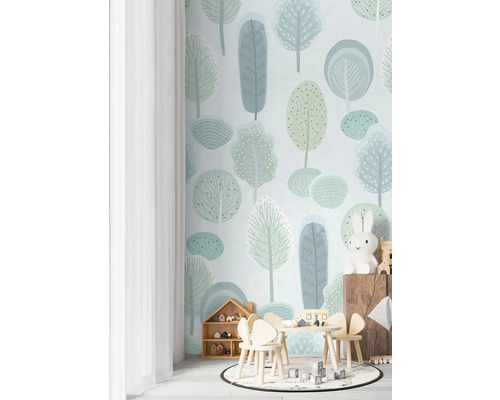 Kinderkamer met bosbehang, kindermeubels en decoratie