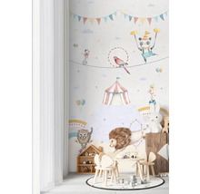Kinderkamer met circusbehang, kindermeubels en decoraties voor een vriendelijke sfeer.