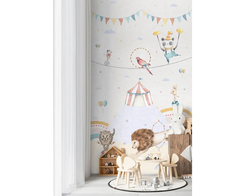 Kinderkamer met circusbehang, kindermeubels en decoraties voor een vriendelijke sfeer.