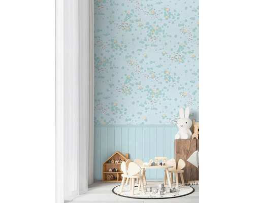 Kinderkamer met blauw behang met waterleliepatroon, kindertafel met stoelen en speelgoed