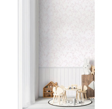 Kinderkamer met patroonbehang, kindertafel en stoelen.