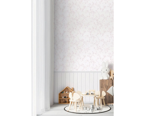 Kinderkamer met patroonbehang, kindertafel en stoelen.