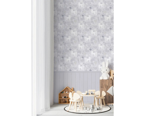 Kinderkamer met eenhoornbehang, houten tafel en stoelen