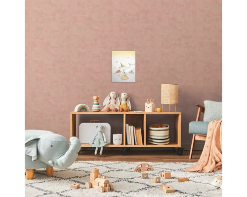 Kinderkamer met houten stellingkast, speelgoed en een afbeelding met circusthema