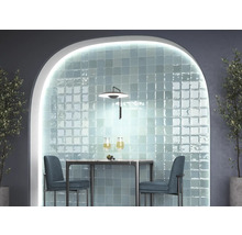 Eethoek met betegelde muur, tafel en stoelen