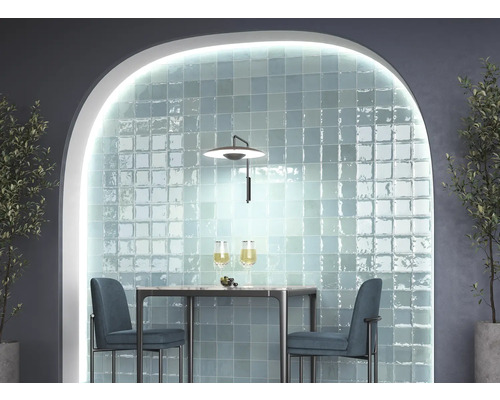 Eethoek met betegelde muur, tafel en stoelen