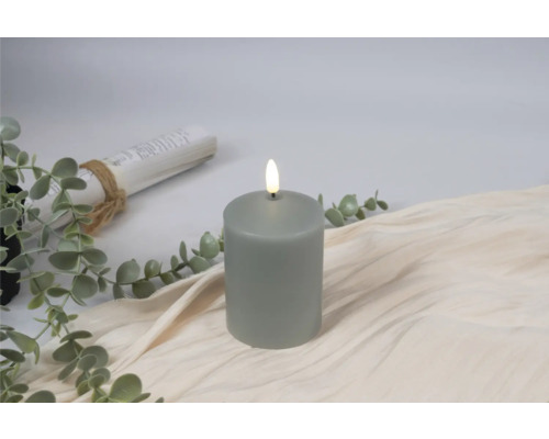 Decoratieve ledkaars op stoffen ondergrond