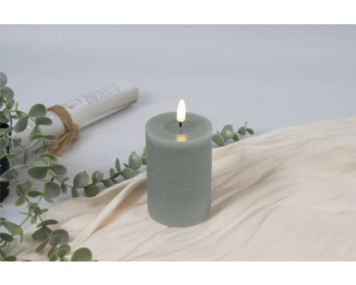 Decoratieve kaars met LED vlam op een doek