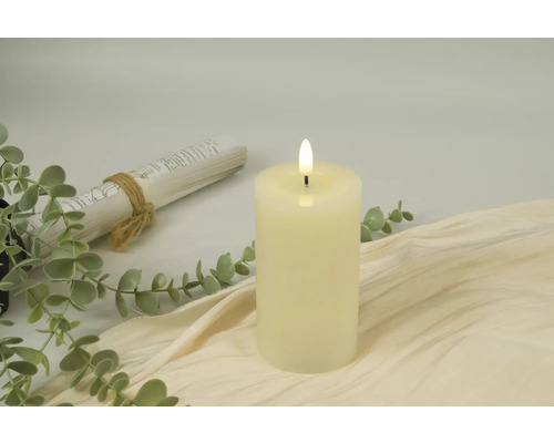 Decoratieve ledkaars met boekrol en eucalyptus