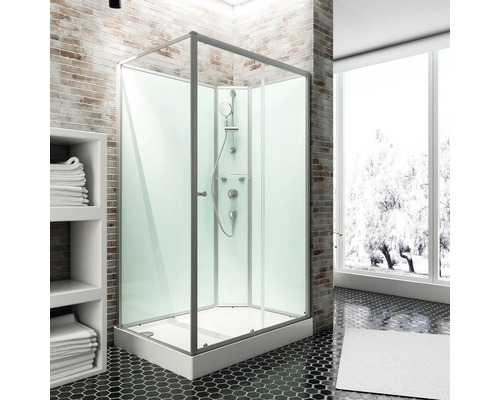 Douchecabine met douchekop in een badkamer met bakstenen muur en raam