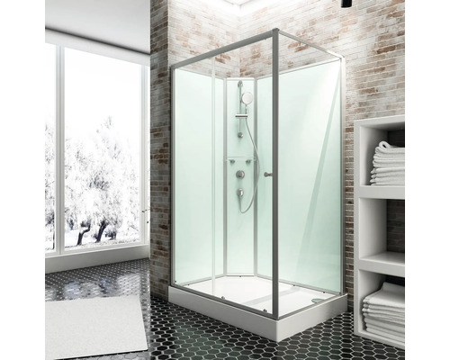 Douchecabine met douchegarnituur in een badkamer met raam