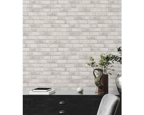 Wanddecoratie met behang in steenlook boven dressoir