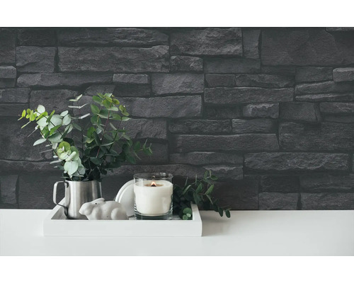 Decoratief behang met steenmotief en arrangement op tafel