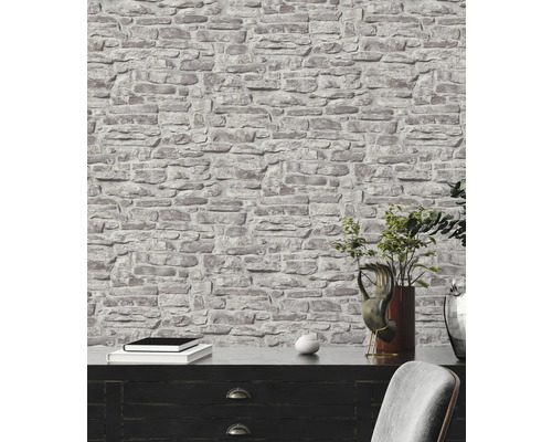 Wand met steenbehang en commode