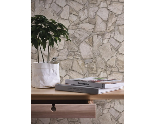 Wanddecoratie met steenlookbehang, plant en tafel met lade