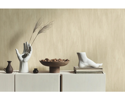 Decoratieve opstelling met vazen, schaal en voet op een kast