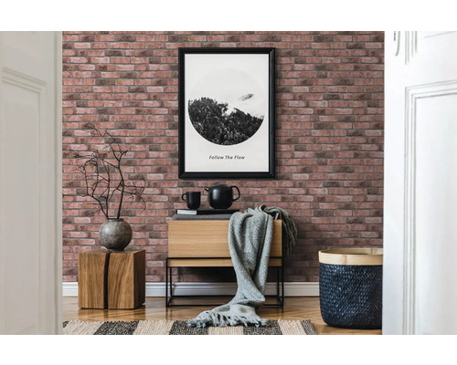 Kamerinrichting met bakstenen behang, dressoir en decoratie