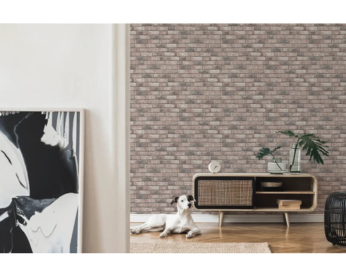 Woonkamer met baksteenmotief behang, dressoir en decoratie