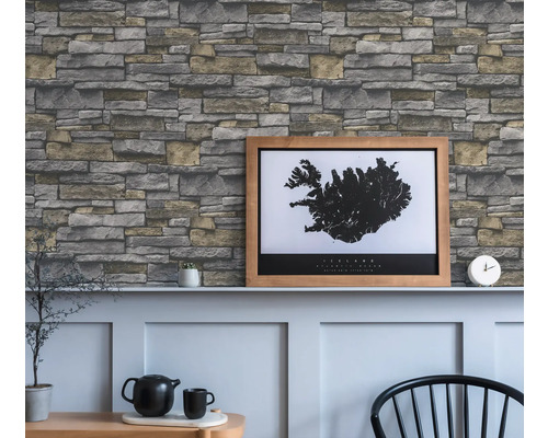 Woonkamer met stenen muurbehang en ingelijste IJslandposter