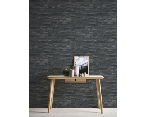 Kamer met stenen behang en houten tafel