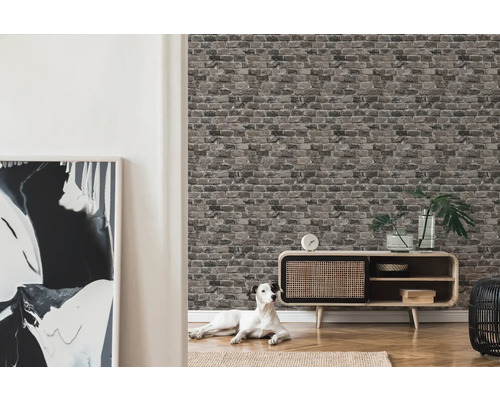 Woonkamer met bakstenen behangpatroon, dressoir en hond