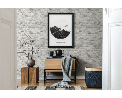 Woonkamer met bakstenen behang, dressoir en decoraties