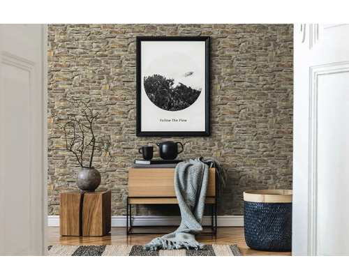 Woonkamer met stenen behang, ladekast, decoratie en poster