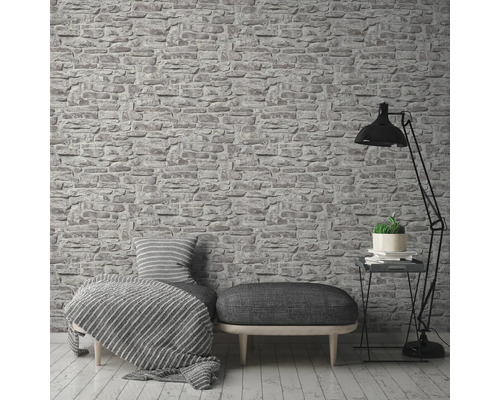 Woonkamer met stenen behang, zitje en staande lamp