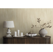 Decoratieve woonambiance met lamp, kaarsen, schaal en bloemenvaas op een houten kast