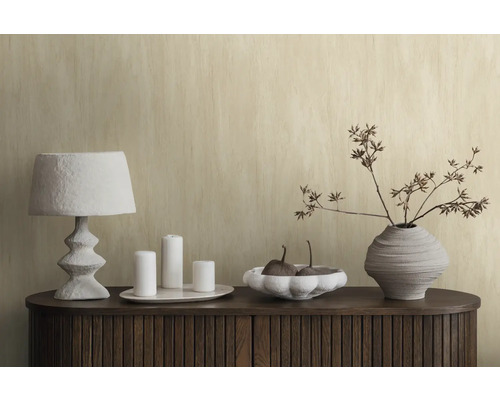 Decoratieve woonambiance met lamp, kaarsen, schaal en bloemenvaas op een houten kast