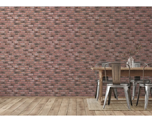 Eetkamer met bakstenen behang, houten tafel en stoelen