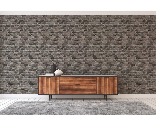 Woonkamer met bakstenen behang, dressoir en tapijt