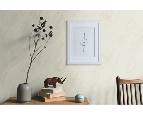 Decoratieve scène met een fotolijst, een vaas met droogbloemen, een neushoornbeeldje en boeken op een tafel