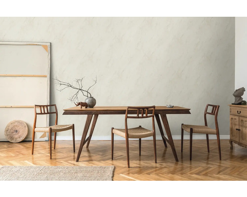 Eetkamer met houten tafel, stoelen, decoratie en parketvloer