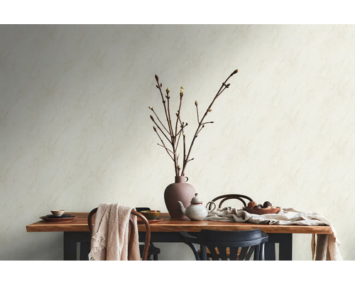 Eettafel met decoratie en stoelen voor een muur