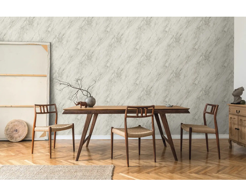 Lichte kamer met eettafel, stoelen en marmeren behang