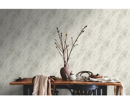 Wand met marmerbehang, eettafel met servies en decoratie