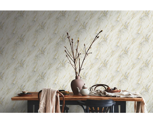 Eetkamer met marmeren behang, houten tafel en decoraties